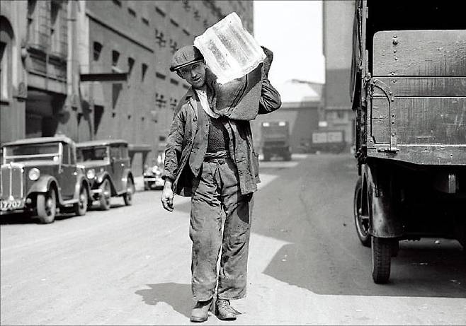 1930년대 미국에서 얼음을 배달하는 ‘아이스 맨’의 모습. /Fox Photos/Getty Images