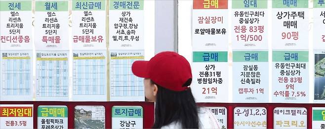 < 고강도 대출 규제…시장 영향은 > 이재명 정부가 27일 첫 부동산 대책(6·27 가계부채 관리 방안)으로 수도권 주택담보대출 한도를 6억원으로 제한하는 고강도 대출 규제를 내놨다. 서울 잠실동의 한 공인중개소 앞에서 시민이 매매와 전세 매물 시세를 살펴보고 있다. /뉴스1