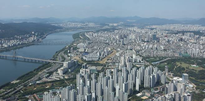 서울 잠실 롯데월드타워 전망대 서울스카이에서 바라본 강동구 일대(오른쪽) 모습/사진=김범준 기자
