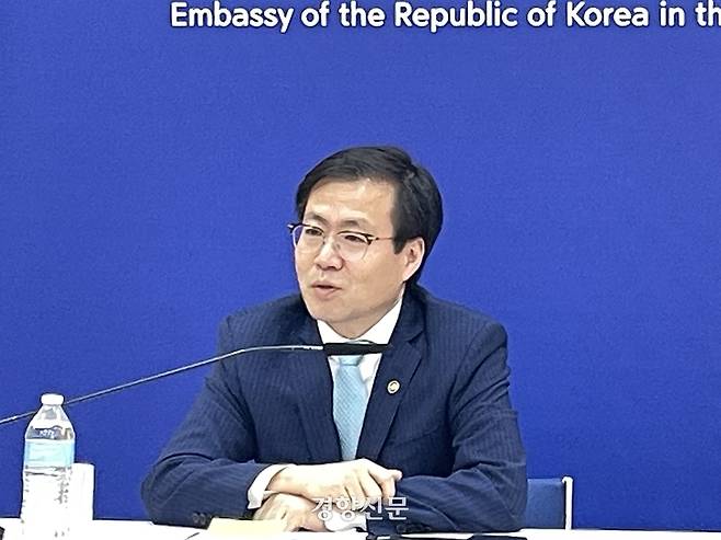 여한구 산업통상자원부 통상교섭본부장이 27일(현지시간) 워싱턴DC 주미대사관에서 열린 특파원간담회에서 발언하고 있다. 워싱턴/김유진특파원