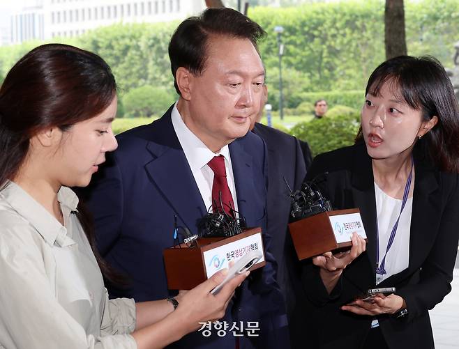 윤석열 전 대통령이 28일 대면 조사를 받기 위해 서울 서초구 서울고검에 마련된 내란특검 사무실로 출석하고 있다. 정효진 기자