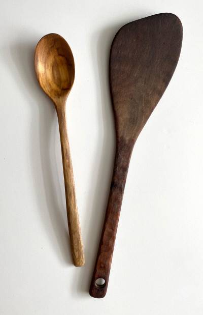 낡은 나무 식기는 고운 사포로 결을 다듬고 생들기름을 바르면, 다시 반짝인다.