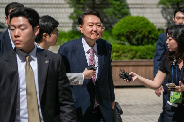 윤석열 전 대통령이 지난 16일 오후 서울 서초구 중앙지방법원에서 열린 내란 우두머리 혐의·직권남용 권리행사방해 혐의 사건 7차 공판을 마치고 취재진의 질문을 받으며 법원을 나서고 있다. 유희태 기자