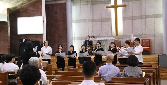 광주기독병원 하임보이스 중창단이 특송하고 있다. 광주기독병원 제공
