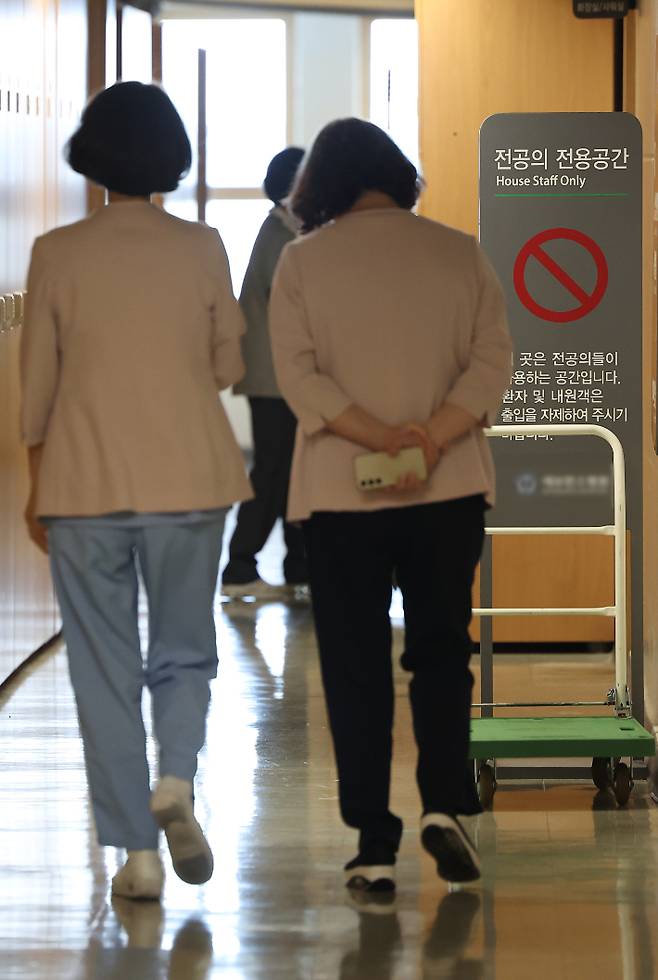 새 비대위원장 선출한 대전협…의정갈등 해결될까 (서울=연합뉴스) 김성민 기자 = 대한전공의협의회(대전협)은 26일 온라인으로 임시 대의원총회를 열고 한성존 서울아산병원 전공의 대표를 새 비대위원장으로 선출했다. 대전협은 28일 오프라인 총회를 열어 새로운 비대위 구성과 향후 의정 갈등 사태 대응 방안을 논의할 예정이다. 27일 서울 시내 한 대학병원에 전공의 전용 공간 안내판이 놓여 있다. 2025.6.27 ksm7976@yna.co.kr (끝) <저작권자(c) 연합뉴스, 무단 전재-재배포, AI 학습 및 활용 금지> 연합뉴스