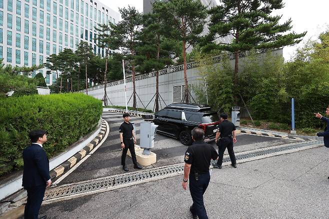 윤석열 전 대통령이 탄 차량이 28일 오전 내란특검 사무실이 마련된 서울 서초구 서울고검 건물에 도착하고 있다. 황진환 기자