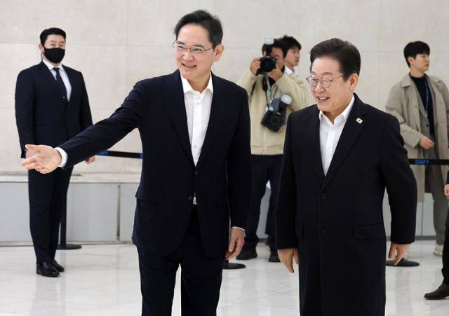 이재명(오른쪽) 대통령이 3월 서울 강남구 삼성청년SW·AI아카데미(SSAFY·싸피) 서울캠퍼스에서 이재용 삼성전자 회장의 안내를 받고 있다. 연합뉴스