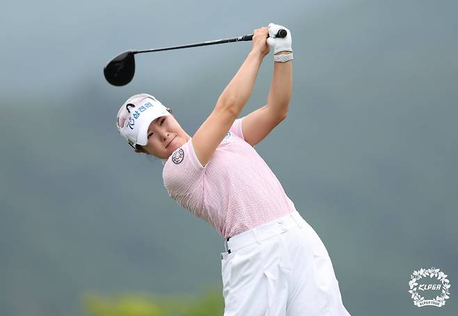 맥콜‧모나 용평 오픈 2라운드 1번 홀에서 티샷을 하고 있는 고지우. 사진제공 | KLPGA