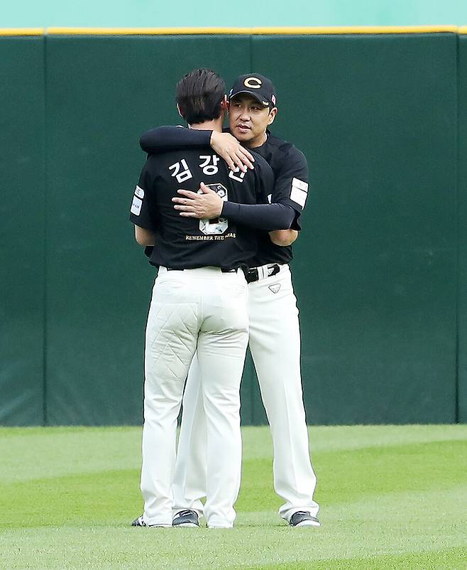 ▲ 이날 특별 엔트리로 선발 라인업에 이름을 올린 김강민은 최지훈과 교체돼 경기를 마치며 인천 팬들에게 잊지 못할 감동을 선사했다 ⓒSSG랜더스