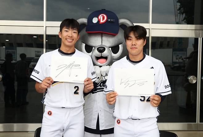 두산 베어스 김민석(왼쪽)과 박준순. /사진=두산 베어스 제공