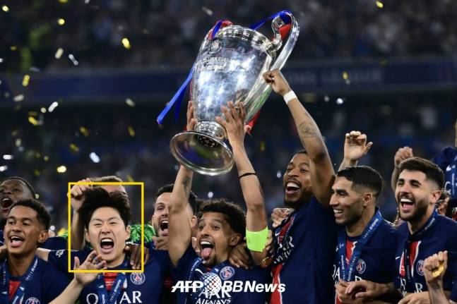 이강인(노란색 네모) 등 파리 생제르맹(PSG) 선수들이 지난 1일(한국시간) 독일 뮌헨의 알리안츠 아레나에서 열린 2024~2025 유럽축구연맹(UEFA) 챔피언스리그 결승전에서 인터밀란을 5-0으로 대파하고 우승을 차지한 뒤 트로피 세리머니를 하고 있다. /AFPBBNews=뉴스1