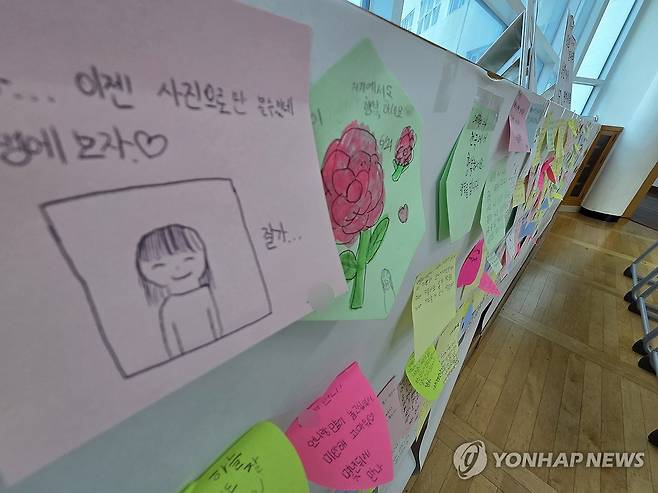 부산 초등학교에 마련된 자매 추모 공간 (부산=연합뉴스) 박성제 기자 = 25일 오후 최근 아파트 화재로 숨진 자매가 다닌 부산진구의 한 초등학교에 이들을 추모하기 위한 공간이 마련돼 있다. 2025.6.25 psj19@yna.co.kr