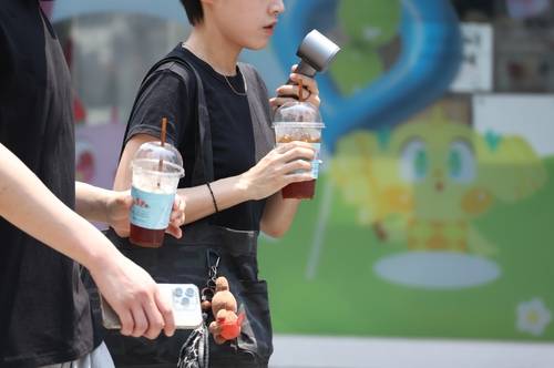 아이스 아메리카노의 계절 (대구=연합뉴스) 박세진 기자 = 28일 대구에 폭염경보가 내려진 가운데 중구 동성로에서 시민들이 얼음 음료와 휴대용 선풍기로 더위를 식히고 있다. 2025.6.28 psjpsj@yna.co.kr