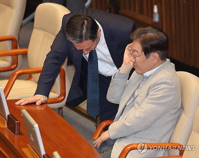 대화하는 이재명-정성호 (서울=연합뉴스) 박동주 기자 = 더불어민주당 이재명 전 대표가 14일 정치·외교·통일·안보 분야 대정부질문이 진행된 국회 본회의에서 정성호 의원과 대화하고 있다. 2025.4.14 pdj6635@yna.co.kr