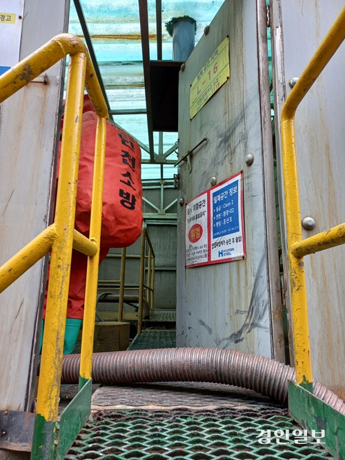 지난해 중대재해가 발생한 인천 동구 현대제철 작업장 입구에 ‘밀폐공간’ 표시가 붙어있다. 2024.2.6 /인천소방본부 제공