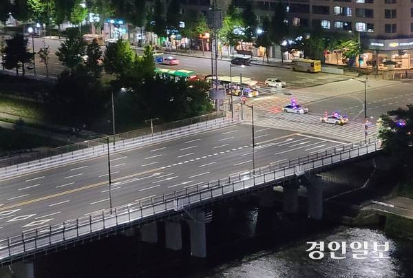 26일 저녁 진동과 관련한 주민 신고로 경찰이 전면 통제한 분당 탄천 금곡교의 모습. 2025.6.26 /독자 제공
