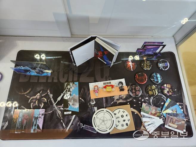 29일 AK플라자 수원점, 오마케 팝업 매장 내 인기 굿즈가 전시돼 있다. 이보현 기자