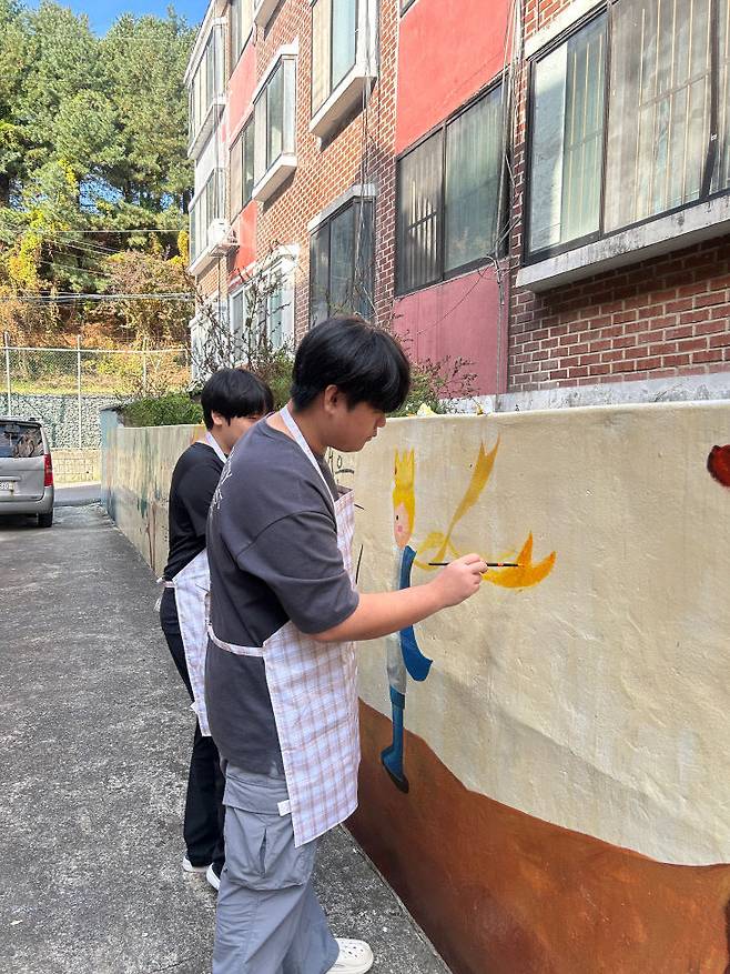 한남대 미술교육학과 학생들과 골목 벽화 그리기 협업 중인 모습. 센터 제공