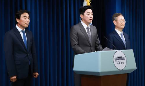 ◇강훈식 대통령비서실장(가운데)이 29일 서울 용산 대통령실 청사에서 이재명 대통령의 수석비서관 추가 인선을 발표하고 있다.왼쪽부터 전성환 경청통합수석비서관, 강 비서실장, 봉욱 민정수석비서관. 2025.6.29