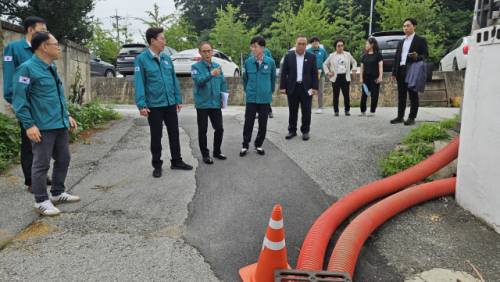 ◇원강수 원주시장은 지난 27일 단계동에서 이동시장실의 일환으로 상습 침수피해지역 현장 2곳을 찾아 집중호우시 가동하게 될 양수기 설치 현황 등을 살폈다. 원주=김인규기자