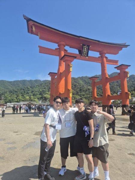 김해 삼문고등학교. 물 위의 신비한 신사 '이츠쿠시마 신사' 토리이를 배경으로 찰칵.