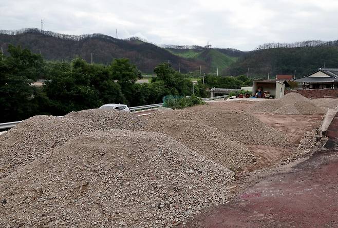 29일 오후 다수의 사망자가 발생한 영양군 석보면 화매리. 불에 탄 주택이 철거된 공터 멀리 잿더미로 변해버린 산이 보인다.