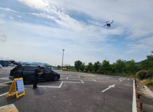 경남경찰청 드론팀이 드론을 작동하고 있다./경남청/