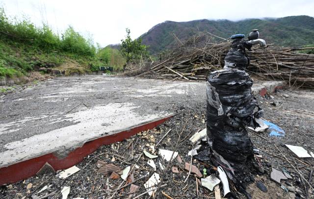 지난 26일 산청군 시천면 외공마을의 산불로 전소된 집터에 불탄 수도전만 남아 있다./김승권 기자/