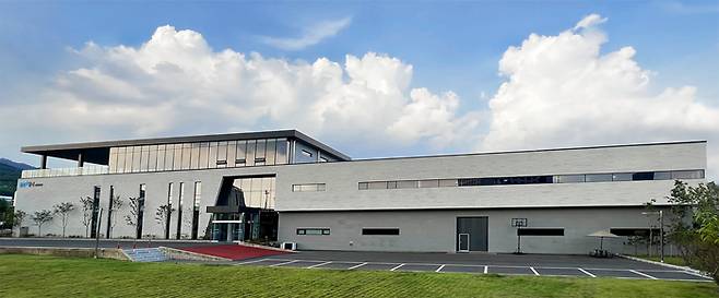 대구 동구 대구경북첨단의료복합단지에 위치한 <주>인트인 사옥 전경. <인트인 제공>