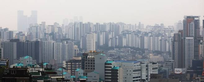 정부가 지난 27일 발표한 가계부채 관리 강화 방안은 수도권·규제지역 주택담보대출 최대한도를 6억원으로 설정해 과도한 대출을 막고, 실수요가 아닌 경우 대출을 제한하는 데 초점을 맞췄다. 정부가 이날 ‘초강수’ 대출 규제책을 내놓은 것은 서울 강남 아파트값 급등세가 최근 비강남권까지 확산하며 상황이 심상치 않다고 판단했기 때문이다. 사진은 이날 촬영한 서울시 아파트. (사진=연합뉴스)
