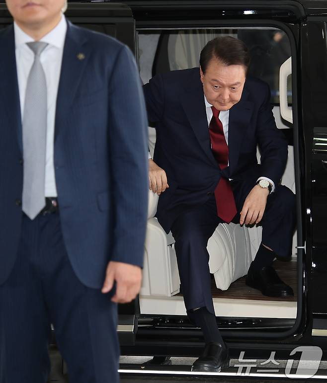 윤석열 전 대통령이 28일 오전 대면 조사를 받기 위해 서울 서초구 서울고검에 마련된 내란특검 사무실로 출석하고 있다. (공동취재) 2025.6.28/뉴스1 ⓒ News1 김성진 기자
