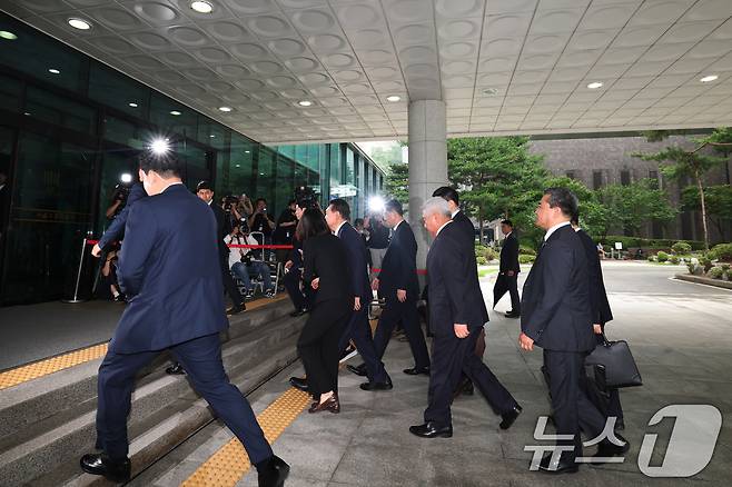 윤석열 전 대통령이 28일 오전 서울 서초구 서울고검 청사에 마련된 내란특검에 피의자 신분으로 첫 출석하고 있다. (공동취재) 2025.6.28/뉴스1 ⓒ News1 김성진 기자