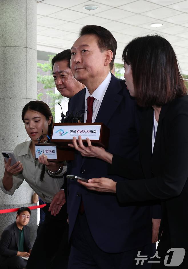 윤석열 전 대통령이 28일 오전 대면 조사를 받기 위해 서울 서초구 서울고검에 마련된 내란특검 사무실로 출석하고 있다. (공동취재) 2025.6.28/뉴스1 ⓒ News1 김성진 기자