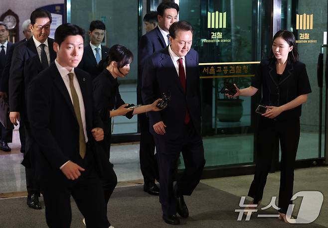 윤석열 전 대통령이 29일 새벽 서울 서초구 서울고등검찰청 청사에 마련된 내란특검 사무실에서 피의자 신분으로 조사를 마친 뒤 귀가하고 있다. 2025.6.29/뉴스1 ⓒ News1 김성진 기자