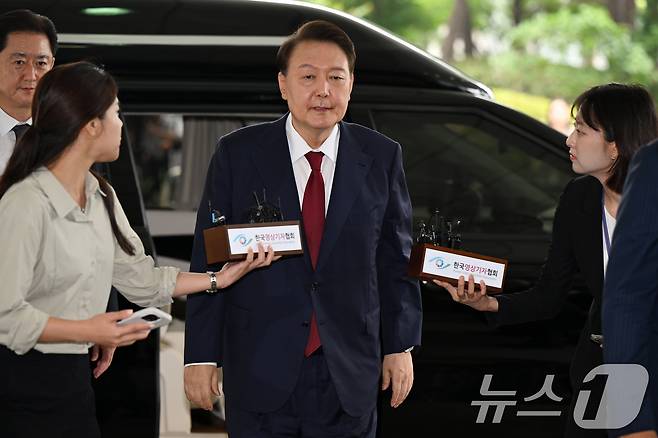윤석열 전 대통령이 28일 오전 서울 서초구 서울고검 청사에 마련된 내란특검에 피의자 신분으로 첫 출석하고 있다. (공동취재) 2025.6.28/뉴스1 ⓒ News1 김성진 기자