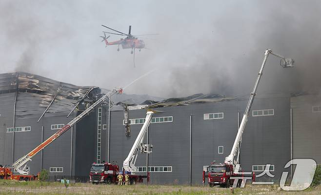 13일 오후 경기 이천시 부발읍 소재 대형 물류창고에서 화재가 발생해 검은 연기가 치솟고 있다.2025.5.13/뉴스1 ⓒ News1 김영운 기자