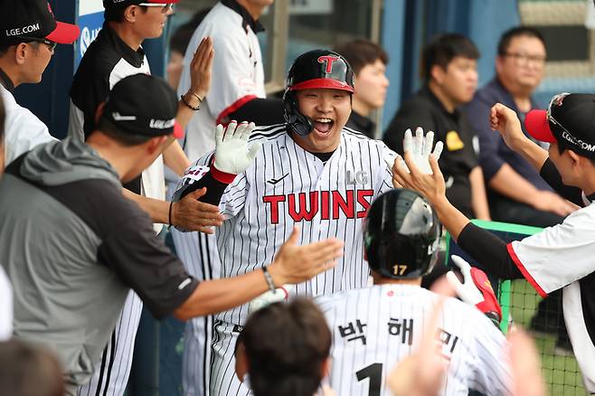 LG 문보경이 28일 서울 잠실구장에서 열린 2025 KBO리그 정규시즌 KIA전 3회말 3점 홈런을 기록한 후 더그아웃에서 환호하고 있다. 사진 | LG 트윈스