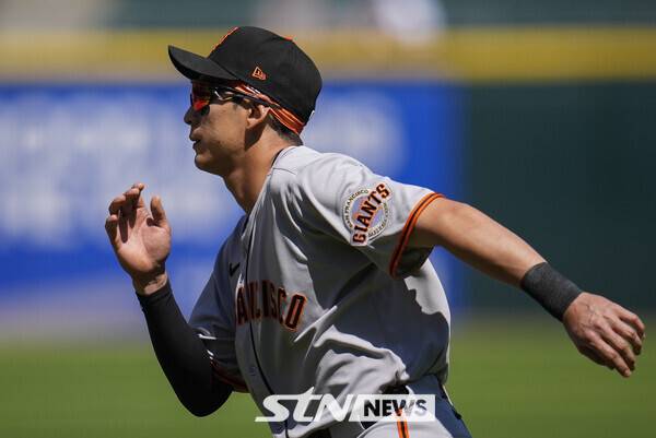 샌프란시스코 자이언츠의 이정후가 28일(현지 시간) 미 일리노이주 시카고 개런티드 레이트 필드에서 열리는 2025 메이저리그 시카고 화이트삭스와의 경기에 앞서 몸을 풀고 있다. 이정후는 3타수 무안타를 기록했고 팀은 0-1로 패했다. 사진┃뉴시스/AP