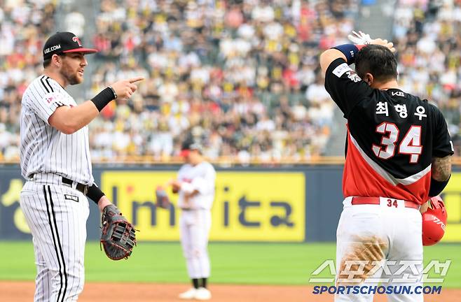 좌완 송승기 직구를 두 번이나 받아쳐 안타를 친 최형우 타격 질투한 오스틴.