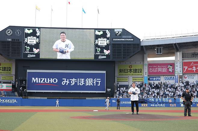 조조 마린스타디움에서 시구를 위해 마운드에 선 김태균. 사진제공=지바롯데 마린스