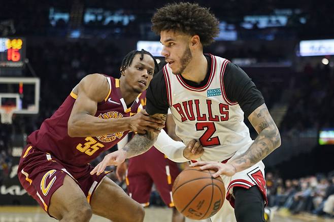 트레이드된 론조 볼과 아이작 오코로.
<저작권자(c) 연합뉴스, 무단 전재-재배포, AI 학습 및 활용 금지>