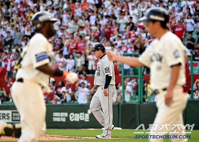 29일 인천SSG랜더스필드에서 열린 한화와 SSG의 경기, 2회말 류현진이 에레디아에 선제 솔로홈런을 허용하며 아쉬워하고 있다. 인천=허상욱 기자wook@sportschosun.com/2025.06.29/