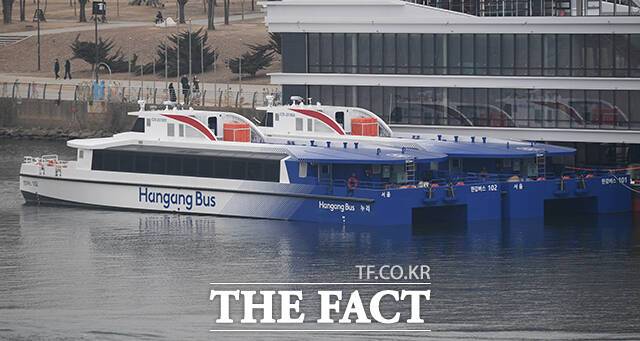 수상 대중교통 한강버스가 2월 28일 오전 서울 여의도 한강 선착장에 정박해 있다. /장윤석 기자