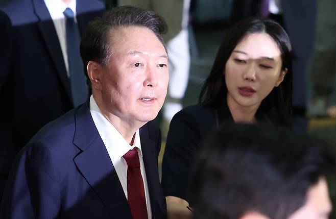 윤석열 전 대통령이 29일 새벽 서울 서초구 서울고등검찰청 청사에 마련된 내란특검 사무실에서 피의자 신분으로 조사를 마친 뒤 귀가하고 있다. /뉴스1