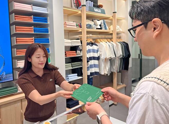 라코스테가 이달 26일부터 비 오는 날 전국 매장을 방문한 고객에게 제습제를 증정하는 시즌 한정 프로모션을 진행하고 있다.ⓒ라코스테