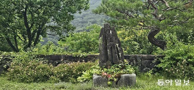 우리 들꽃과 석물이 어우러진 희원. 용인=김선미 기자 kimsunmi@donga.com