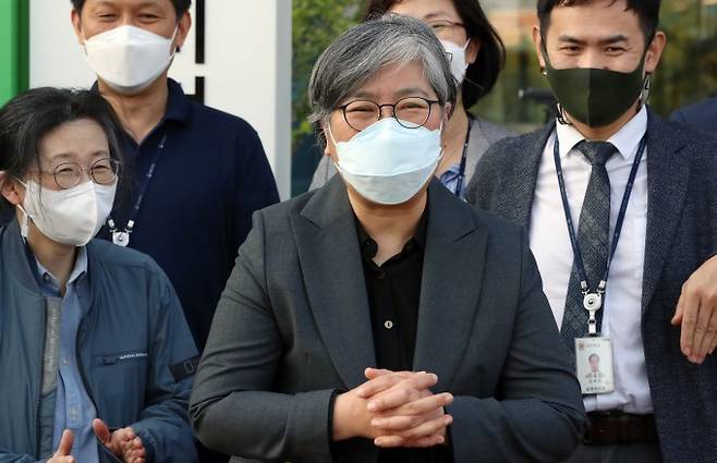 정부 교체로 질병관리청을 떠나는 정은경 전 질병청장이 지난 5월 직원들과 인사하며 청사를 떠나고 있다. 연합뉴스 제공