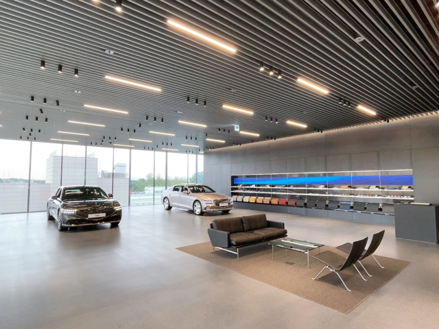 제네시스 청주 4층에 전시된 차량과 CMF(컬러·소재·마감) 존. 장우진 기자