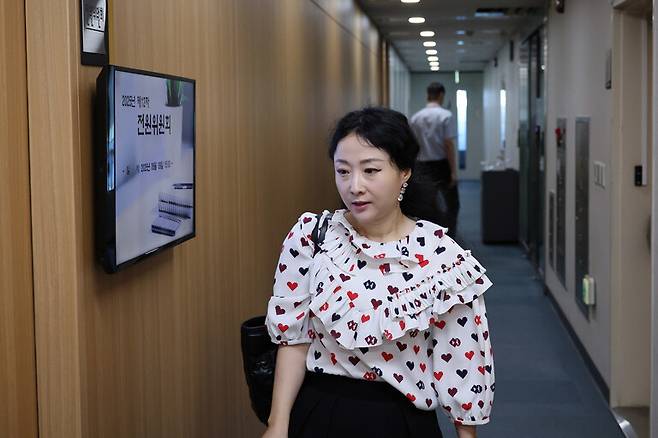 이한별 위원이 9일 오후 서울 중구 국가인권위에서 열리는 12차 전원위원회에 참석하기 위해 회의실로 입장하고 있다. 정용일 선임기자 yongil@hani.co.kr