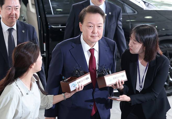 윤석열 전 대통령이 28일 오전 서울 서초구 서울고검 청사에 마련된 내란 특검에 피의자 신분으로 첫 출석하고 있다. 공동취재사진